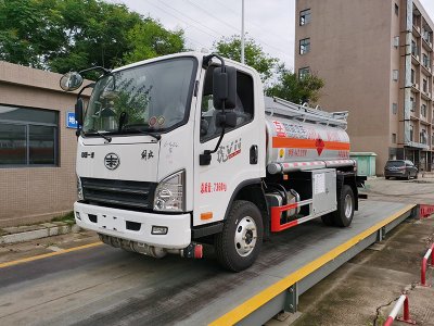 解放5吨加油车